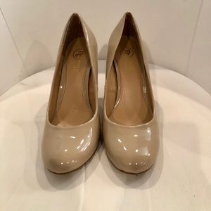 Mootsies Tootsies nude heels